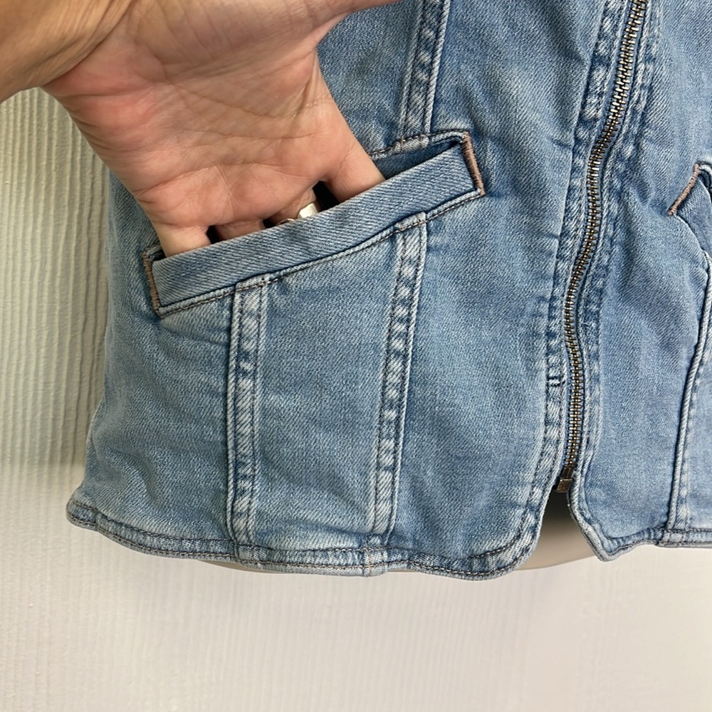 American Eagle - Light Stonewashed Zip Up Pocket … - image 5